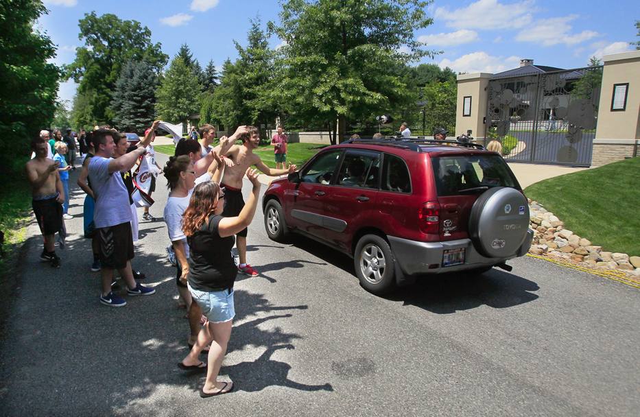 LeBron annuncia il ritrono a Cleveland e i suoi tifosi si radunano di nuovo davanti alla sua casa di Akron, Ohio Ap